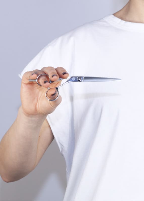Offset scissors in the hand: the elbow stays low