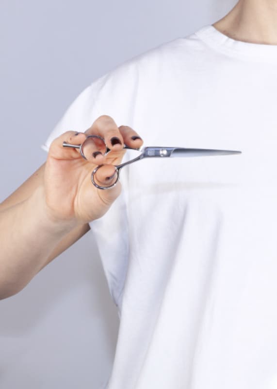 Semi-offset scissors in the hand: the elbow rises slightly